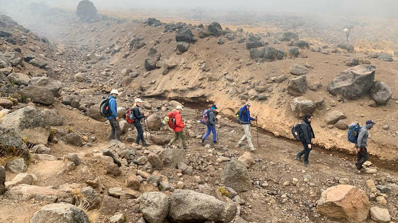 Rauchwolken eines Feuers auf dem Kilimandscharo ziehen in rund 4.000 Metern Höhe über eine Gruppe von Bergsteigern aus Deutschland, der Schweiz und Österreich.