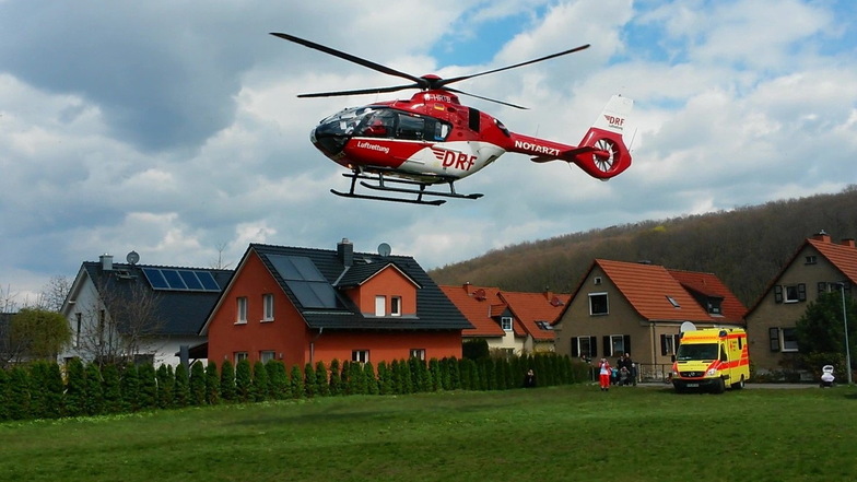Christoph 38 im Einsatz in Pirnas Südvorstadt. Das Pirnaer Klinikum wird regulär nicht mehr angeflogen. Seit zehn Jahren ist der Dachlandeplatz gesperrt.