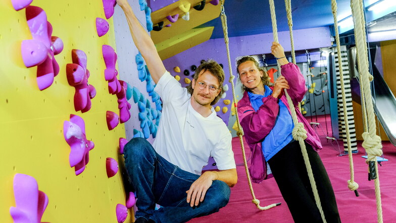 Fabian Ludwig und Leonie Gildein sind die Chefs im Boulderdrome in Radebeul. Ein Jahr nach der Neueröffnung in der früheren Diskothek ziehen die Beiden positive Bilanz.