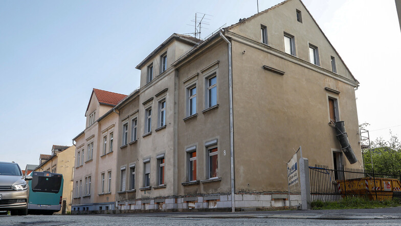 Die Eckartsberger Straße 8 in Zittau wird endlich hübsch gemacht. Das Diakoniewerk saniert das Haus, in dem Außenwohngruppen untergebracht sind.
