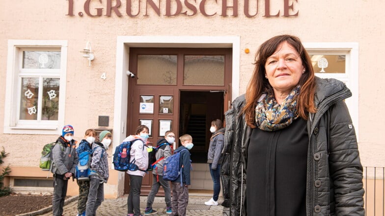 Ihre Präsenzschultage sind gezählt: Die Kinder der ersten Grundschule Großenhain schütteten bereits am Donnerstag ihrer Schulleiterin Sylvia Ufert ihr Herz aus: Sie sind traurig, dass sie zuhause lernen sollen.