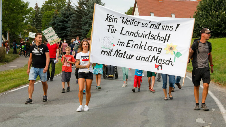 Der Streit um den neuen Kuhstall in Herwigsdorf spitzte sich am letzten August-Freitag zu - mit einer Demo von Fridays für Future.