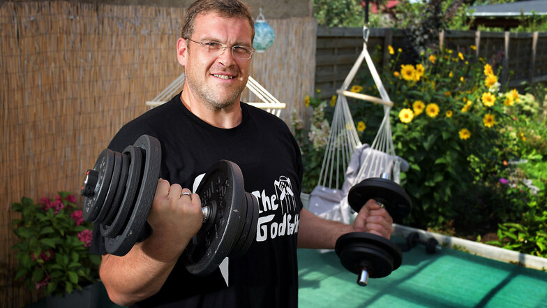 Mario Pohl hält sich unter anderem mit Hanteltraining fit. Außerdem geht er mit seiner Frau laufen und ins Fitnessstudio. Mit seinem aktuellen Gewicht von 120 Kilogramm fühlt er sich wohl.