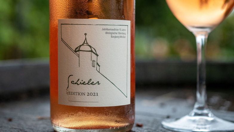 Der Cuvée wird aus roten und weißen Trauben gekeltert. In diesem Jahr trägt die Flasche ein besonders Etikett, das auf das Jubiläum des Weinbergs verweist.