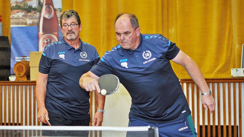 Jeden Montagabend treffen sich die Lossener Tischtennisfreunde wie hier Harti Enold aus Schleinitz (links) und Michael Hoffmann aus Lossen im dortigen Gasthof zum Training.