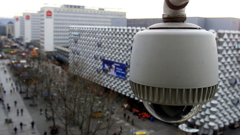 Vor 16 Jahren überwachte die Polizei einen Teil der Prager Straße mit einer Kamera auf dem Dach eines Kaufhauses. Mit Schildern wurde darauf hingewiesen.