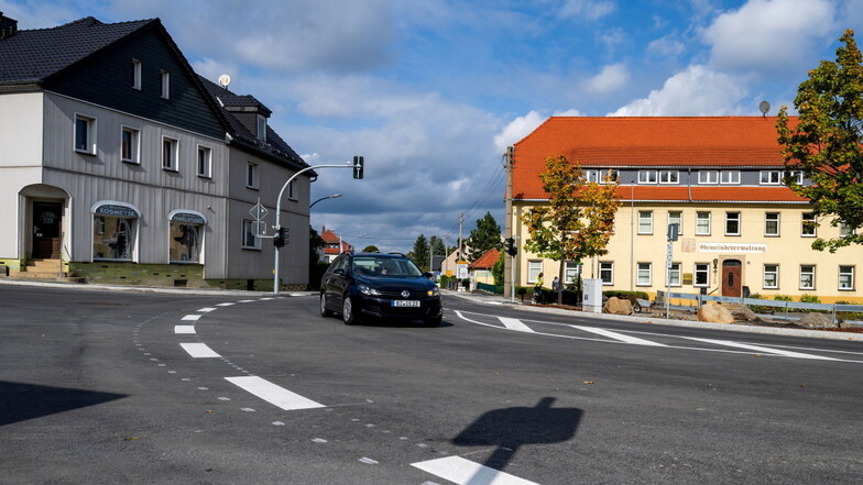 Nach einem halben Jahr Bauzeit ist die Kreuzung von B 98 und S 154 in Steinigtwolmsdorf wieder befahrbar. Der Freistaat investierte rund 940.000 Euro in die grundhafte Erneuerung von Fahrbahn und Ampelanlage.