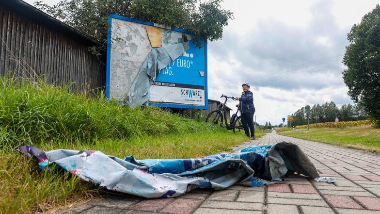 Reingard Stephan ist sauer, in welch schlimmem Zustand sich der Neißeradweg teilweise befindet. An mehreren Stellen liegt Müll herum.