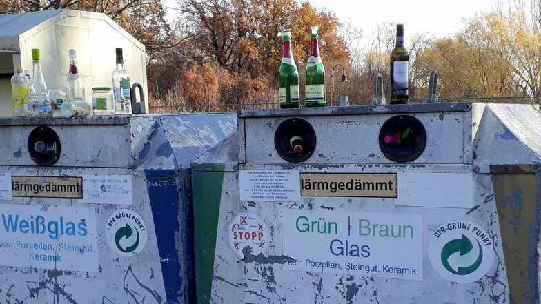 Wie hier an der Kurt-Heilbutt-Straße in Freital laufen die Behälter über, weil mehr Flaschen (mit Alkohol) im Umlauf sind.