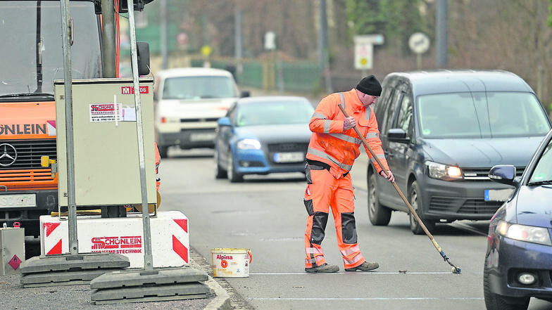 Am Freitag wurde schon ein Überweg für Fußgänger markiert. Über ein Jahr wird jetzt zwischen Rennerberg- und Dr.-Külz-Straße gebaut.