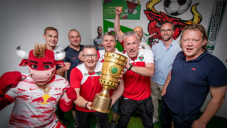 Ein absoluter Höhepunkt im Vereinsleben des RB-Fanclubs „De Middlsaxn“ war der Besuch von Vereinsmaskottchen Bulli mit dem DFB-Pokal in Hartha, den Club-Chef Torsten Hamann (vorn 2. von links) und Pressesprecher Sören Pauli halten.