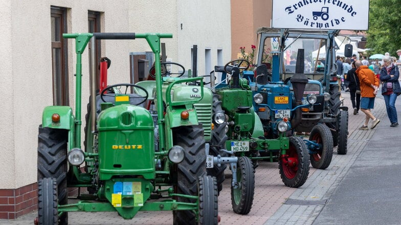 Neun ihrer historischen Fahrzeuge hatten die Traktorenfreunde aus Bärwalde auf der Festmeile präsentiert.