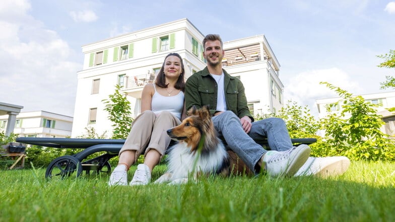 Sind von Dresden in die Sandsteingärten in Pirna gezogen: Filiz Schmidt, Lars Kegel und Hund Ole.