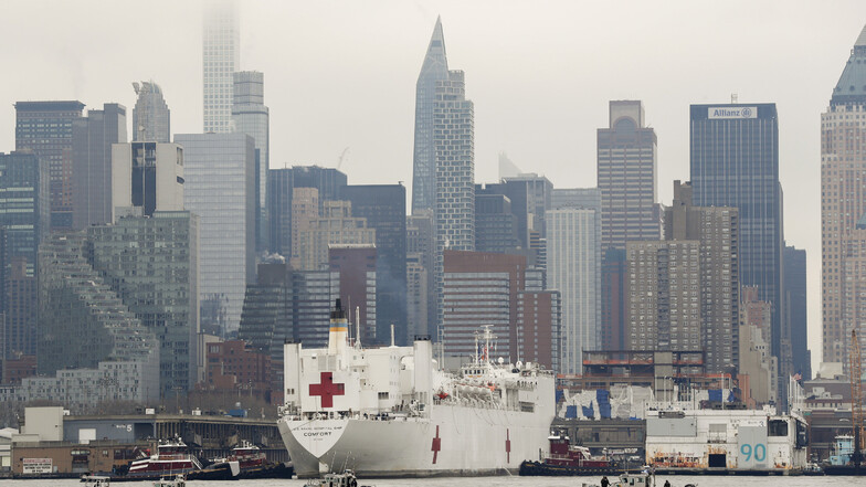 Das Lazarettschiff "USNS Comfort" der US-amerikanischen Marine kommt im Hafen von New York City an. Das Schiff ist zur Entlastung der Krankenhäuser gedacht, hat 1.000 Betten und 12 Operationssäle.