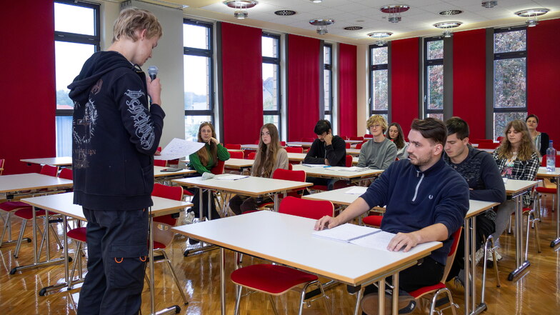 Schüler des BSZ und des Stempel-Gymnasiums proben für einen Poetry-Slam im November. Hier trägt gerade Edgar Löwe seinen Text vor.