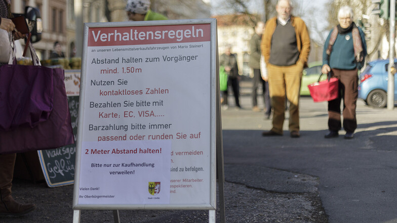 Die Regeln auf dem provisorischen Wochenmarkt in Görlitz sind streng. Nur bei den Abstandsregeln scheint es Uneinigkeit zu geben.