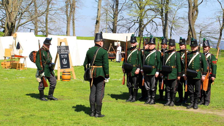 Soldaten stillgestanden! Exerzierübungen des Jäger-Bataillons vor dem Feldlager auf der Festung Königstein.