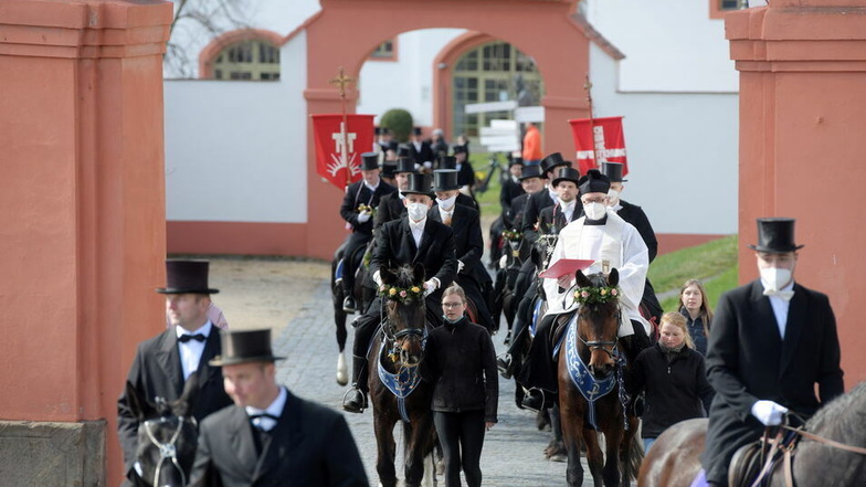 Etwa 50 festlich gekleidete Reiter starteten auf ihren geschmückten Pferden am Vormittag an der katholischen Kirche und zogen zum Kloster St. Marienthal.