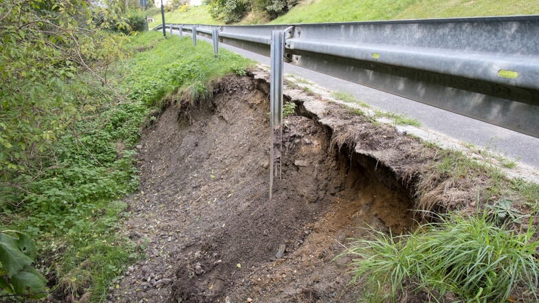 Starker Regen hat den Straßenunterbau hier in Kunnersdorf auf Höhe Niederdorf 15 fortgespült.