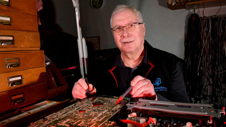 Urgestein: Seit 47 Jahren repariert Hartmut Schramm bei Radio Naumann in Freital-Burgk Unterhaltungselektronik. Hier läuft gerade die Fehlersuche an einem Videorecorder.