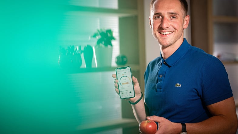 Seht her, es geht doch ganz einfach: Fastenzeiten eingeben, Ernährung tracken. Sebastian Wettcke mit seiner App „Fastic“ im Gründerbüro am Dresdner Altmarkt.