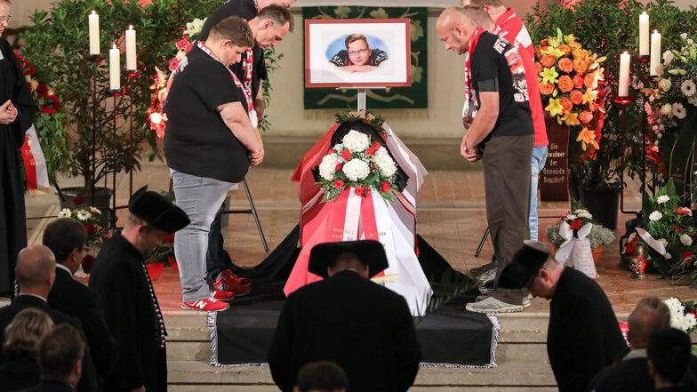 Zahlreiche Fans des Fußballvereins Hallescher FC nehmen in den Farben des Klubs Abschied von ihrem Freund, der dem Terror in der Saalestadt zum Opfer fiel.