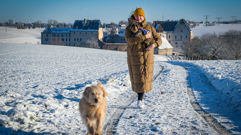 Evelyn Melcher genießt mit ihren Hunden Joshi (auf dem Arm) und Leni die Winterlandschaft in der Umgebung von Leisnig.