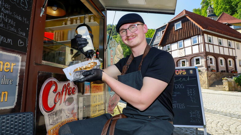 Paul Hilbrecht betreibt mit seinem Vater Frank in Oybin einen besonderen Eis- und Hotdog-Stand.