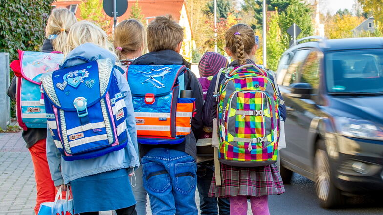 Seit Anfang August sind sie wieder auf den Straßen im Großenhainer Land unterwegs. Schulkinder, auf die Auto- und Radfahrer stets achten sollten.