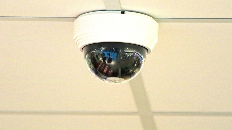 In einem Geschäft im Riesapark schaut diese Kamera von der Decke. Der Betreiber des Einkaufszentrums will die Überwachung ausbauen.