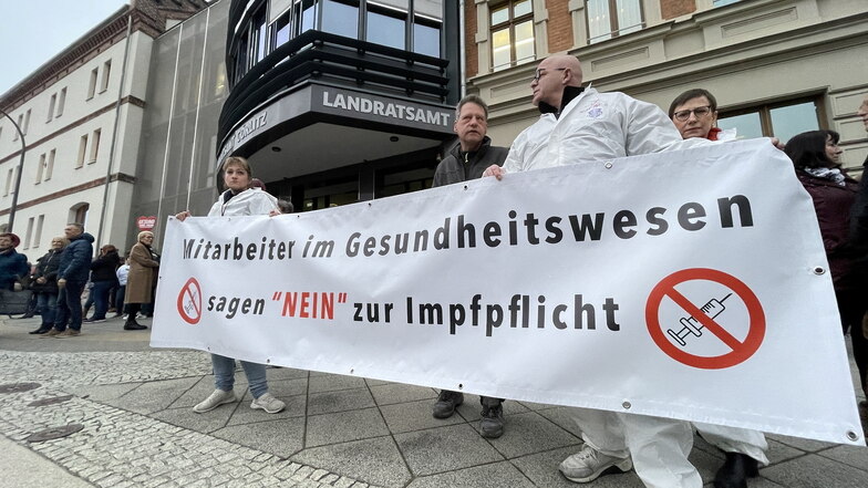 Gegen die Impfpflicht im Gesundheitswesen wurde in der Vergangenheit schon vor dem Landratsamt in Görlitz friedlich demonstriert.