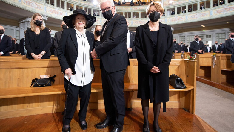 Ingrid Biedenkopf (l-r), Ehefrau von Kurt Biedenkopf, Bundespräsident Frank-Walter Steinmeier und seine Frau Elke Büdenbender stehen zu Beginn des Trauerstaatsakts in der Frauenkirche.