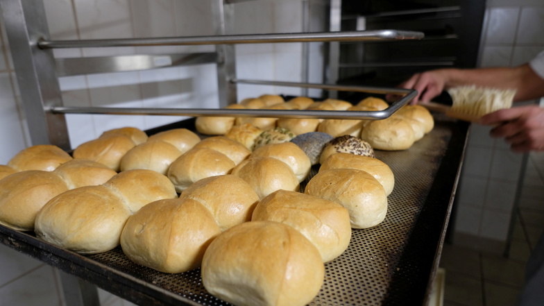 Bäcker geraten wegen der Preisspirale bei Zutaten und Energie immer stärker unter Druck. Im Kreis Görlitz machen am Freitag eine ganze Reihe Bäckereien mit der Aktion "Licht aus" darauf aufmerksam.