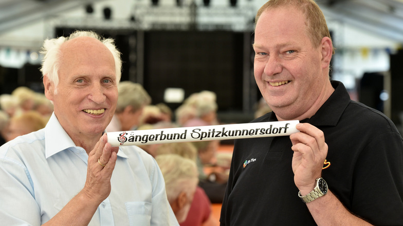Der Alte und der Neue: Rudolf Preller (links) gibt nach zehn Jahren  die Leitung beim Spitzkunnersdorfer Sängerbund an Jens Köhler ab.