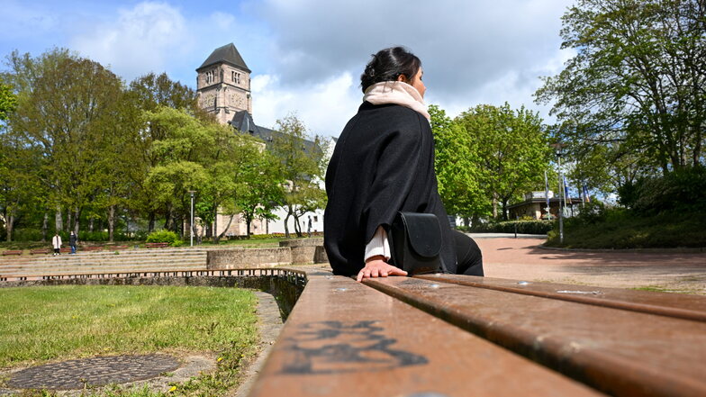 Maria hat Eierstockkrebs. So oft es geht, ist sie in der Natur, wie hier im Schlosspark Chemnitz. Das gibt ihr Kraft.