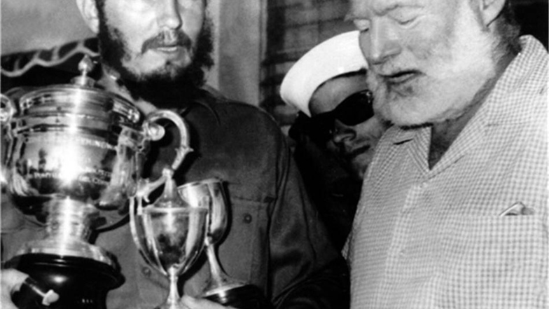 1960: Ernest Hemingway (r) und der kubanische Staatschef Fidel Castro unterhalten sich im Jahr 1960 nach einem Wettfischen.