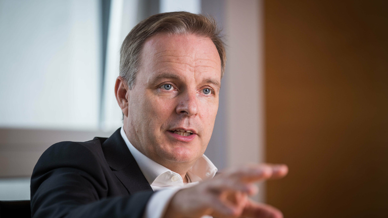 Drewag- und Enso-Chef Frank Brinkmann versichert, dass auch die Verbraucher von der Fusion zum großen Kommunalversorger profitieren werden.