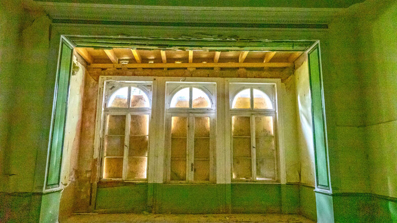 Die meisten der großen Fenster sind zum Schutz vor Vandalismus (noch) vernagelt.
