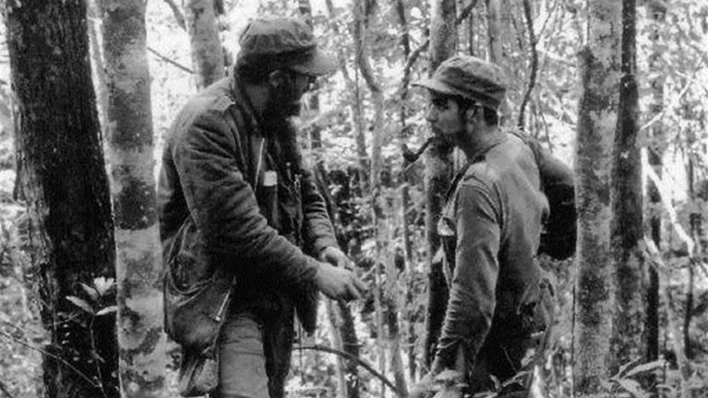 1957: Die Revolutionäre  Fidel Castro (l.) Ernesto "Che" Guevara (R) in den Wäldern der Sierra Maestra.