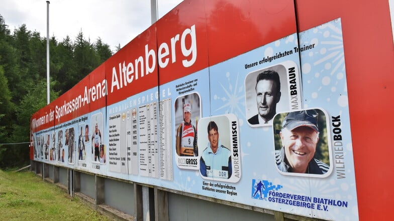 Auf einer XXL-Tafel sind am Stadion die Erfolge der Zinnwalder Athleten aufgelistet- eine Art Ahnentafel des sächsischen Biathlons.