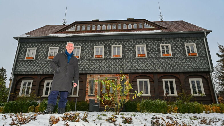 Thomas Mix vor seinem Umgebindehaus in Buckow. Das Gebäude ist in der Märkischen Schweiz eine Rarität - und ein Hingucker.