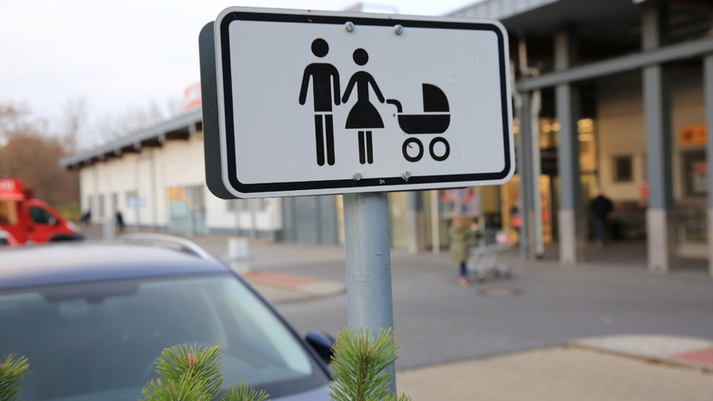 Eltern-Kind-Parkplätze wie hier am Kaufland an der Willy-Muhle-Straße in Kamenz sind ein Service der Einkaufszentren und Supermärkte. Doch welche Regeln gelten hier?