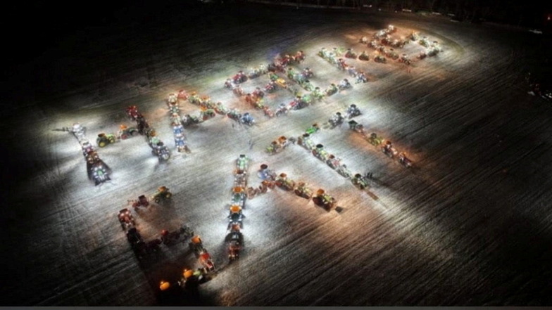 Rund 100 Traktoren formierten auf einem Feld bei Ödernitz (Kreis Görlitz) am Freitagabend den Spruch "Habens satt".
