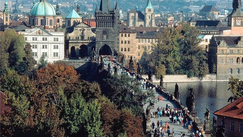 Tausende Touristen strömen täglich über die Prager Karlsbrücke. Die Grünen sehen darin ein Vorbild für Dresden.