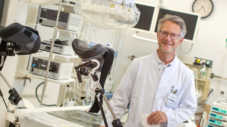 Chefarzt Dr. Stefan Zastrow zeigt die neueste Technik im Riesaer Krankenhaus: einen Steinzertrümmerer für die Urologie.