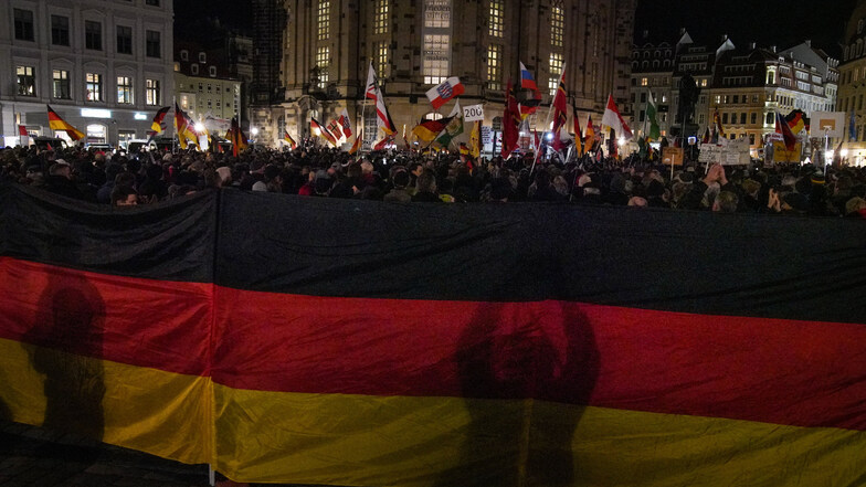 Deutschland-Kult und Volksverhetzung sind bei Pegida an der Tagesordnung. Dagegen formiert sich Widerstand.