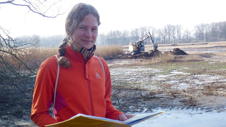 Madlena Mitschke von der Naturschutzstation Neschwitz hat die Sanierung des Litzenteiches bei Luppa begleitet. Im Frühjahr war der Teich ausgebaggert und von Schilf befreit worden.