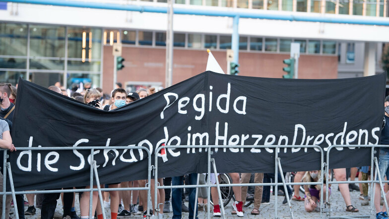 Demonstrationen unter Hygiene-Auflagen: Pegida-Gegner am Montagabend auf dem Dresdner Altmarkt.