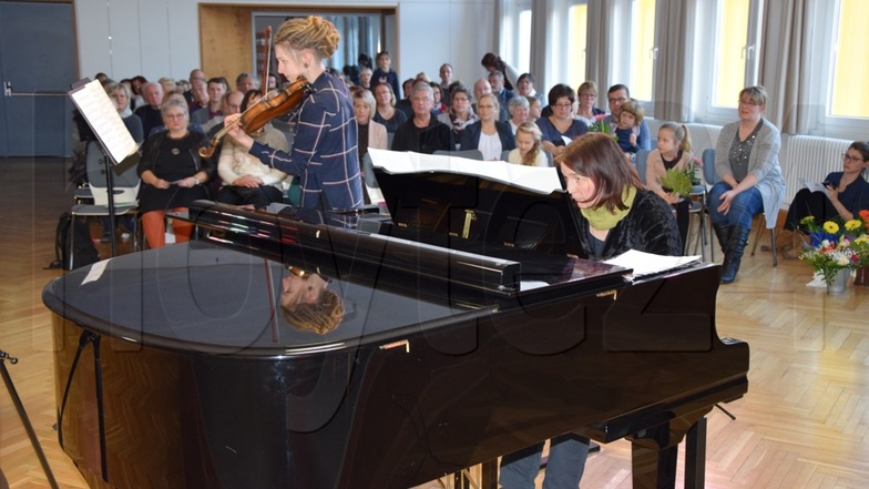 Geigerin Annika Jannasch mit der Klavierbegleiterin Erika Haufe beim Preisträgerkonzert in der Aula des Hoyerswerdaer Lessinggymnasiums.