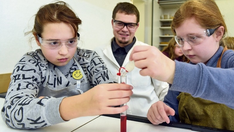 Lydia und Lili aus der vierten Klasse sind zu Gast in der Harthaer Oberschule. Unter Anleitung von Chemielehrer Uwe Rudolph versuchen sie sich an einem pH-Test mit Rotkohlwasser.